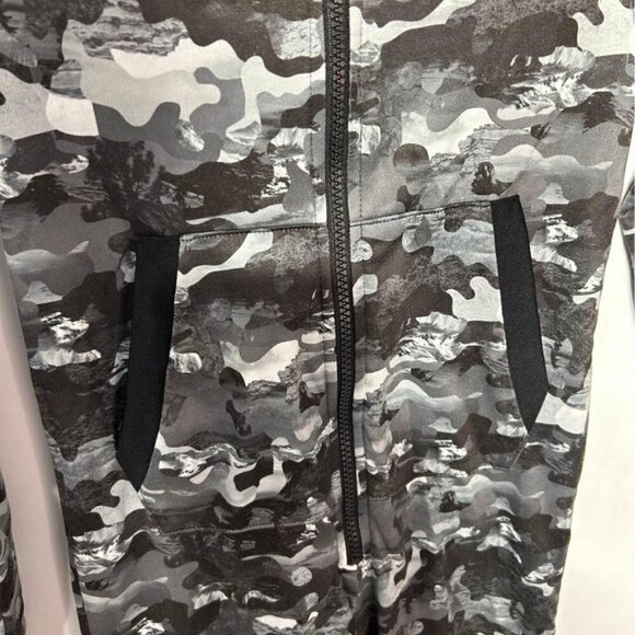 O’Neill boys one piece pajama onsie. Size XS. (6/7). Excellent condition. - Picture 5 of 11